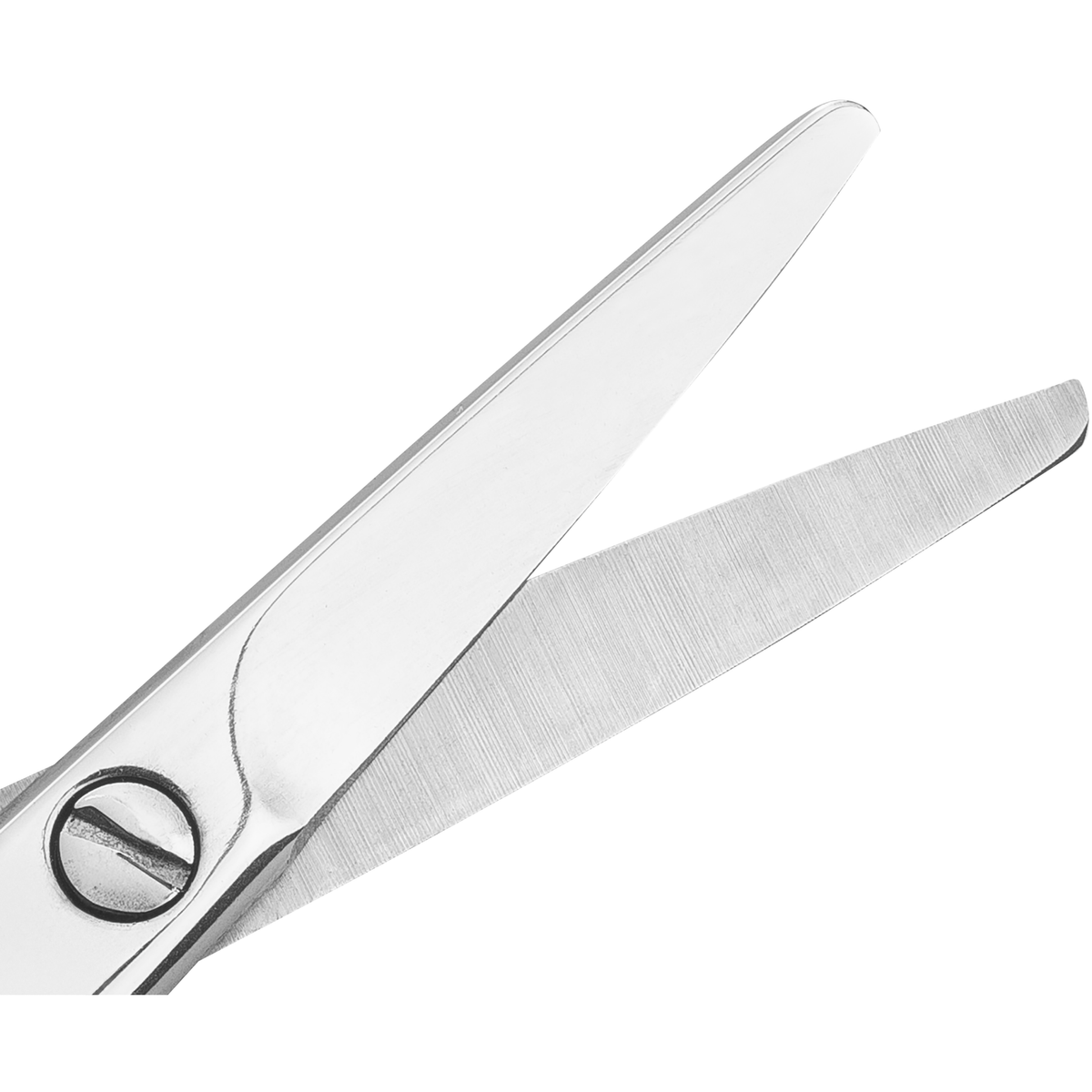 Nahaufnahme der geöffneten Schneide der ZWILLING Classic Baby-Nagelschere mit leicht gebogener Schneide und abgerundeter Spitze.