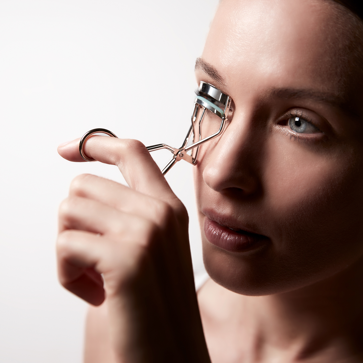 Anwendung der ZWILLING Premium Wimpernzange aus rostfreiem Edelstahl an den Wimpern des rechten Auges.