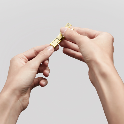 Anwendung eines ZWILLING Premium Nagelknipsers in Gold am linken Daumennagel.