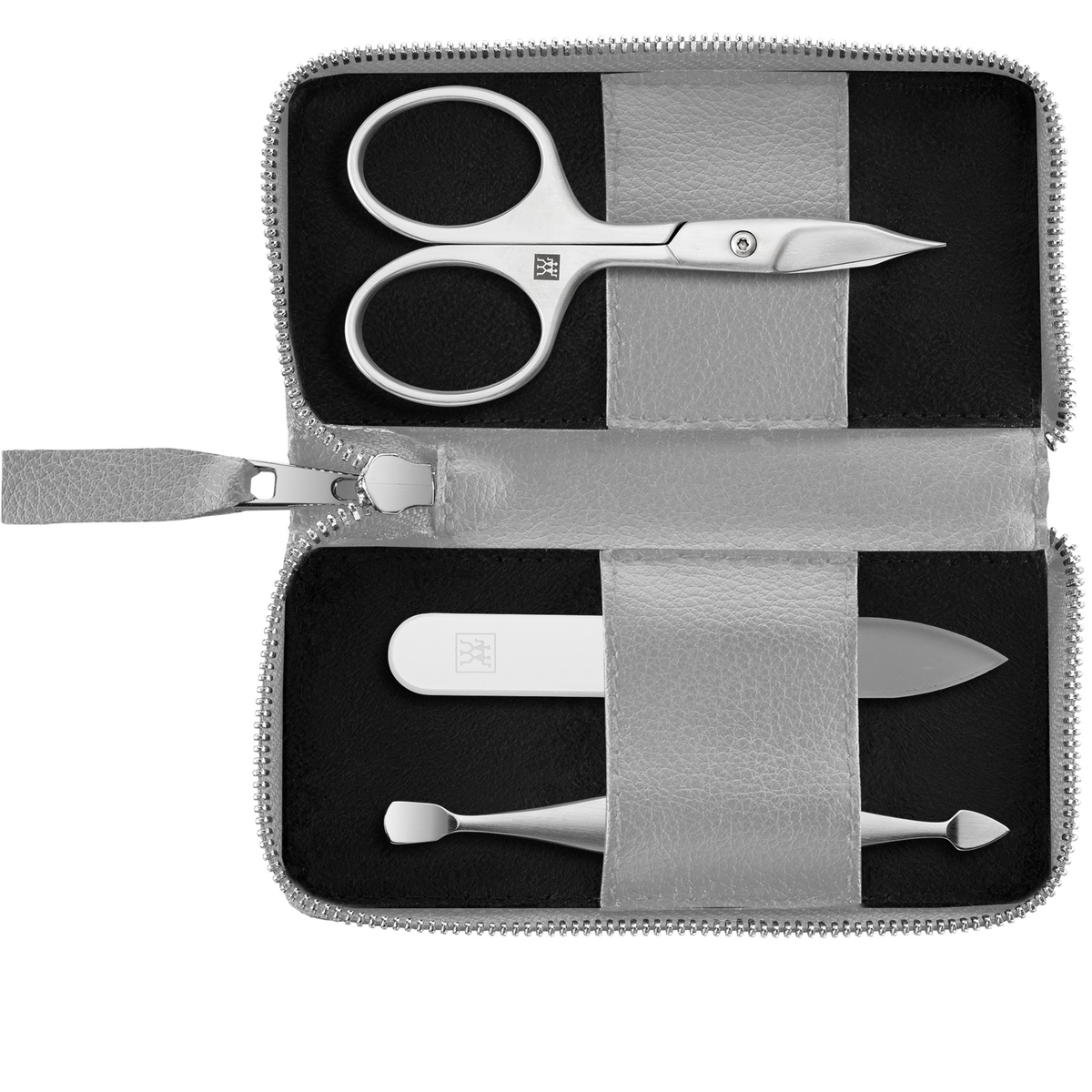 Geöffnetes ZWILLING Premium Apfelleder Set 3tlg. in grau mit Reißverschluss und essentiellen Pflegeinstrumenten (Nagel- und Hautschere, Glas-Nagelfeile und Nagelhautschieber und -reiniger) in matt-silber.