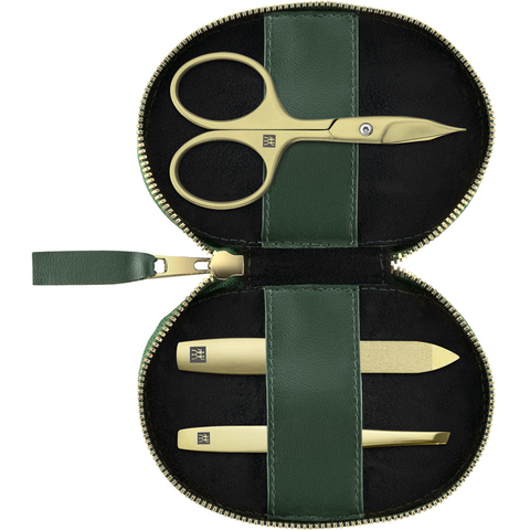 Geöffnetes ZWILLING Premium Apfelleder Set 3tlg. in Grün mit Reißverschluss und essentiellen Pflegeinstrumenten (Nagel- und Hautschere, Saphir-Nagelfeile und schräge Pinzette) in matt-gold.