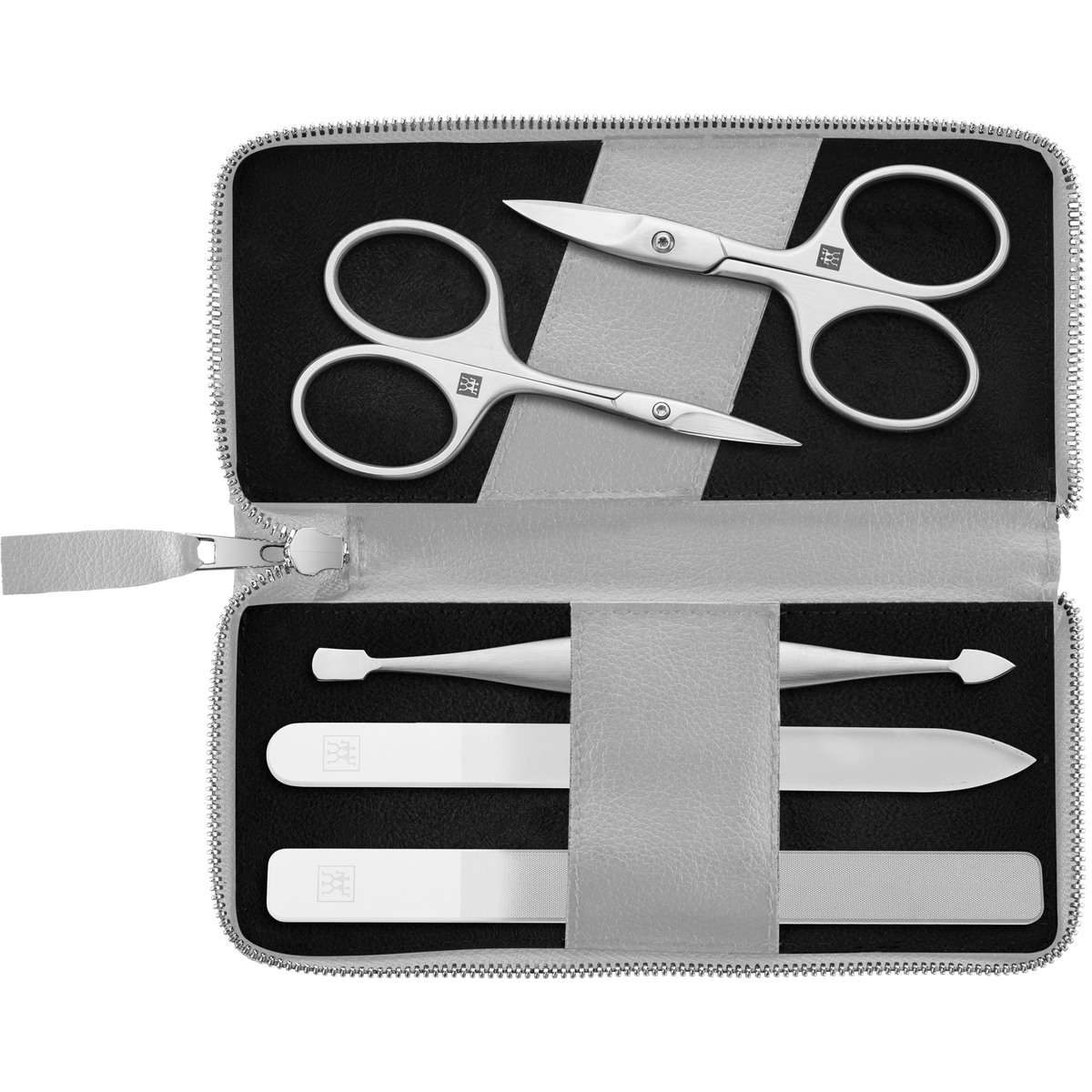 Geöffnetes ZWILLING Premium Apfelleder Set 5tlg. in grau mit Reißverschluss und Maniküre- und Pediküreinstrumenten (Nagelschere, Glas-Nagelfeile, Glas-Nagelbuffer, Nagelhautschieber und -reiniger und Hautschere) in matt-silber.