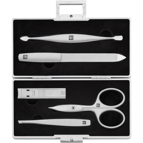 Geöffnetes ZWILLING Premium Set 5tlg. in silbernem Aluminiumkoffer und den meistgenutzten Pflegeinstrumenten.