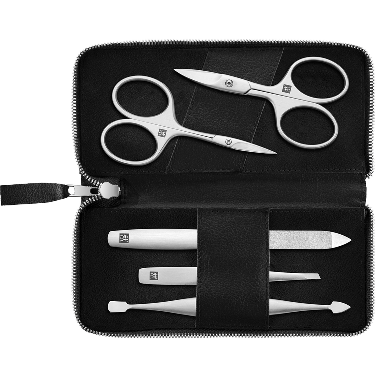 Geöffnetes ZWILLING Premium Apfelleder Set 5tlg. in schwarz mit Reißverschluss und Maniküre- und Pediküreinstrumenten (Nagelschere, Saphir-Nagelfeile, Nagelhautschere, Nagelhautschieber- und reiniger und schräge Pinzette) in matt-silber.