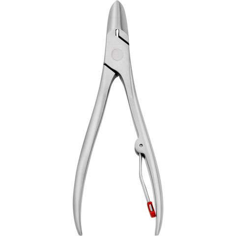 ZWILLING Premium Nagelzange aus rostfreiem Edelstahl mit besonders scharfen Schneiden.