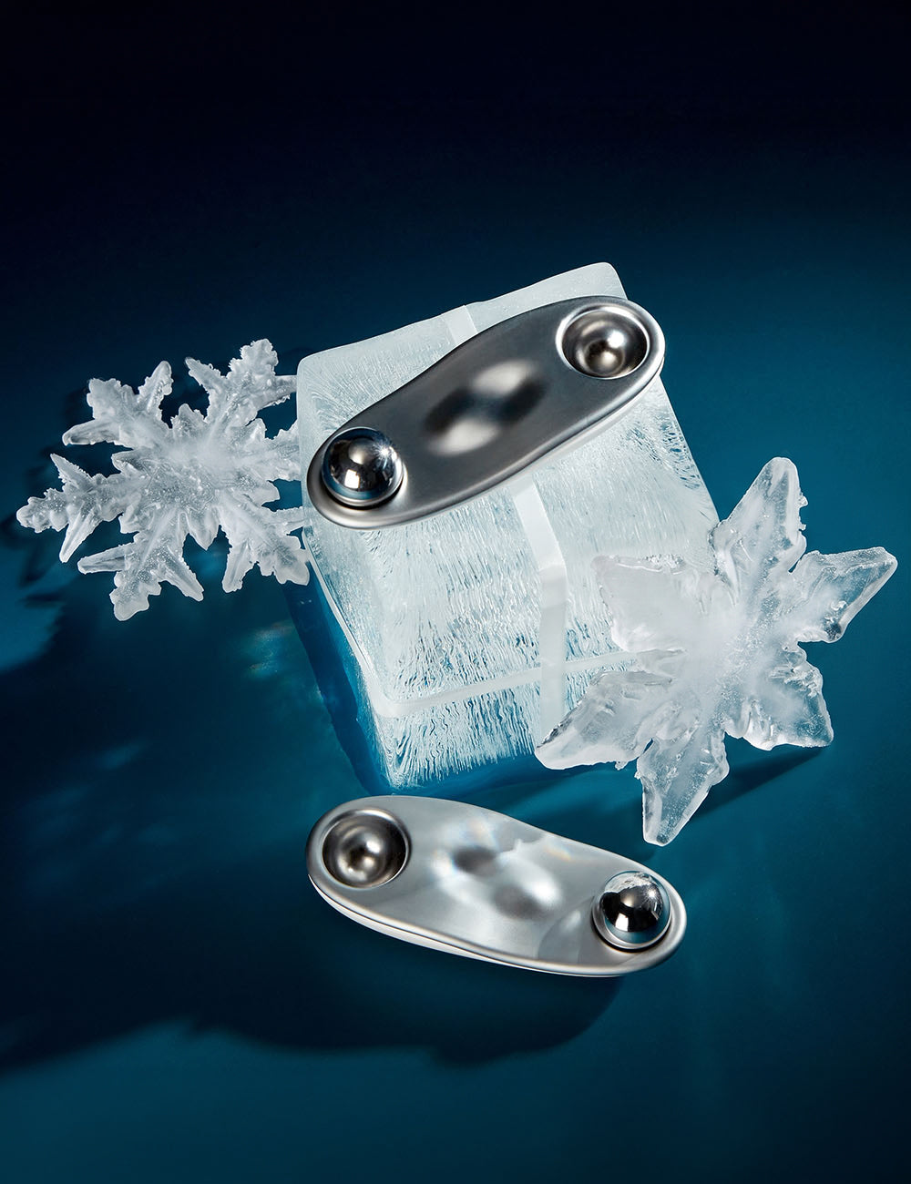 Cooling Roller, arrangiert auf winterlich geformten Eisfiguren vor dunkelblauem Hintergrund.