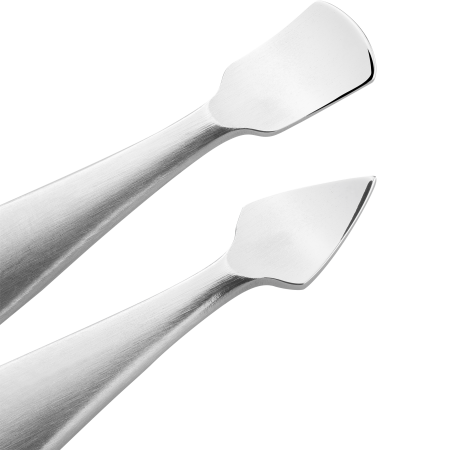 Nahaufnahme derzwei Spitzen des ZWILLING Premium Nagelhautschiebers und -reinigers aus rostfreiem Edelstahl. Darstellung des spitzen und abgerundeten Endes zum Entfernen von Dreck oder dem Zurückschieben der Nagelhaut.